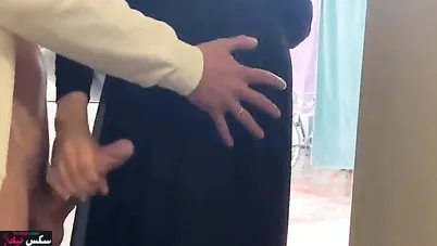 سعودية بتمص زب جارها وينيكها خلفي ويفضحها