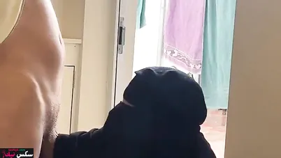 سعودية بتمص زب جارها وينيكها خلفي ويفضحها