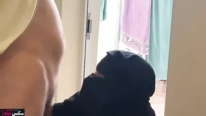 سعودية بتمص زب جارها وينيكها خلفي ويفضحها