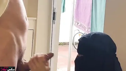 سعودية بتمص زب جارها وينيكها خلفي ويفضحها