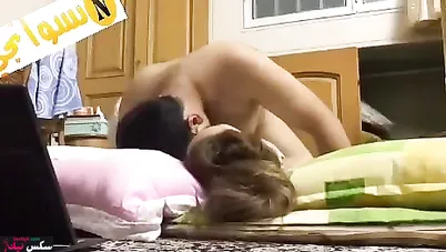 قحبة عربية مع حبيبها بيلحس كسها وينيكها وهي مبسوطة