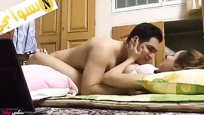 قحبة عربية مع حبيبها بيلحس كسها وينيكها وهي مبسوطة