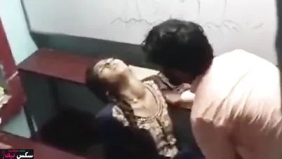 شرموطة خليجية بتتناك في المدرسة مع صديقها الهندي