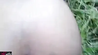 سكس قحبة تونسية تتناك في الغابة وسط الزرع متعة