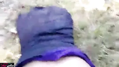 سكس قحبة تونسية تتناك في الغابة وسط الزرع متعة