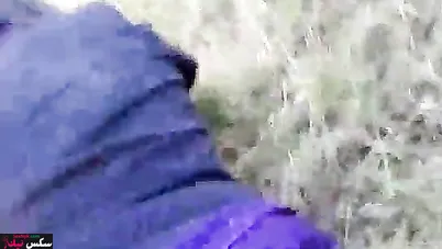 سكس قحبة تونسية تتناك في الغابة وسط الزرع متعة