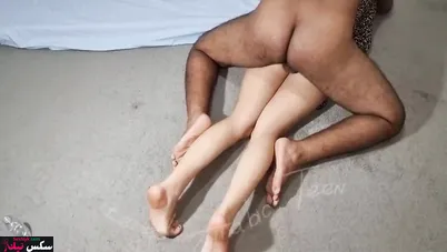 خليجية طيزها مربربة جارها ينيكها خلفي بكل عنف