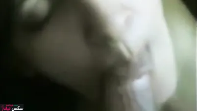 سعودية بتمص الزب الكبير وتنزل عليه بطيزها