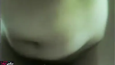 سعودية بتمص الزب الكبير وتنزل عليه بطيزها