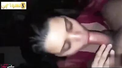 مزة ببزاز جامدة بتمص زب الزبون وتحطه بين بزازها