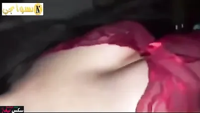 مزة ببزاز جامدة بتمص زب الزبون وتحطه بين بزازها