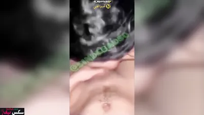 قحبة تمص الزب الكبير وتتناج بعنف وتصرخ من المتعة