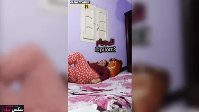 قحبة عراقية تتناج مع جارها وتعشق الزب في كل مكان
