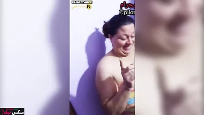 قحبة عراقية تتناج مع جارها وتعشق الزب في كل مكان