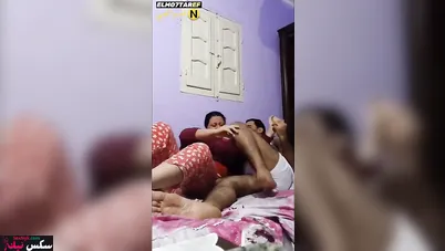 قحبة عراقية تتناج مع جارها وتعشق الزب في كل مكان