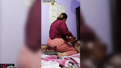 قحبة عراقية تتناج مع جارها وتعشق الزب في كل مكان