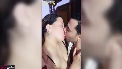 قحبة عراقية تتناج مع جارها وتعشق الزب في كل مكان