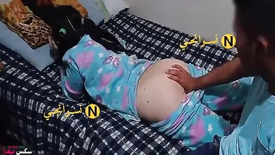 مصري بيدخل على اخته وينزل نيك فيها على السرير