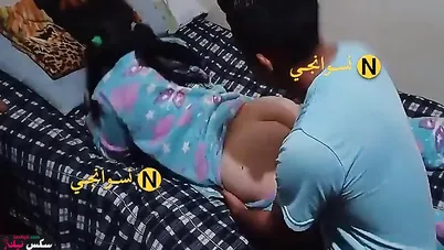 مصري بيدخل على اخته وينزل نيك فيها على السرير