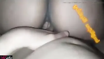 شرموطة تجلس على الزب وتدخله في كسها بيدها