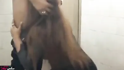 لبوة بتخون جوزها وتتناك في حمام الشغل من صاحبها