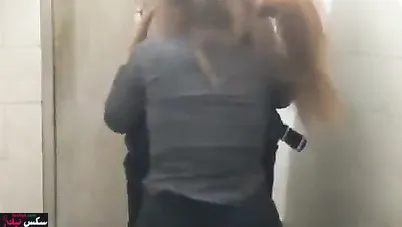 لبوة بتخون جوزها وتتناك في حمام الشغل من صاحبها