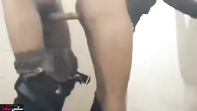 لبوة بتخون جوزها وتتناك في حمام الشغل من صاحبها