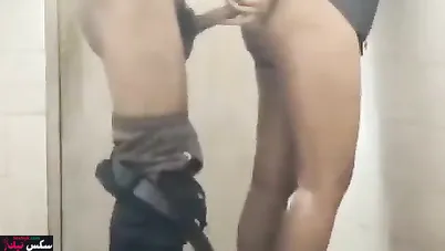 لبوة بتخون جوزها وتتناك في حمام الشغل من صاحبها