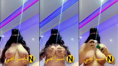 قحبة منقبة بتصور بزازها لايف وبتتماحن وتلعب