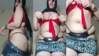 نودز لبنوته لبن طيظها وبزازها جامدين بتصور لحبيبها