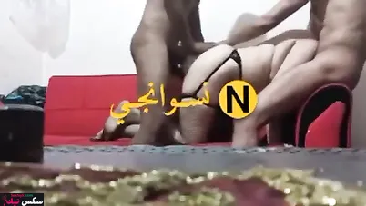 سكس جماعي مصري شابين ماسكين شرموطة وهاريينها نيك
