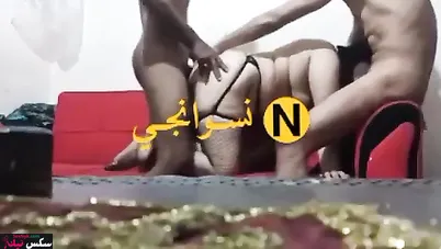 سكس جماعي مصري شابين ماسكين شرموطة وهاريينها نيك