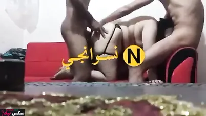سكس جماعي مصري شابين ماسكين شرموطة وهاريينها نيك