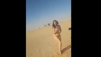 فيديو مسرب لجميلة عارية على الشاطئ بزاز وطياظ وجسم جامد