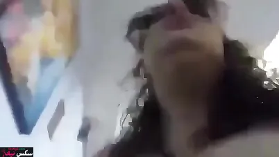 عربية ممحونه بزازها جبارة تركب الزب وتتنطط