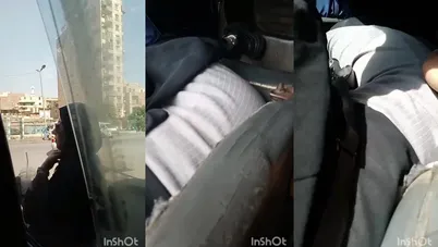 عاجبها اوي ماسك وركها بيحسس عليه في المواصلات