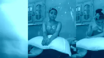 الشرموطة عتاب بتطلع بزازها وتلعب فيهم وتهيج عشيقها