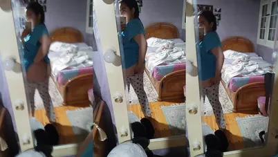 شرموطة بتهيج وتصور جسمها لحبيبها في المراية