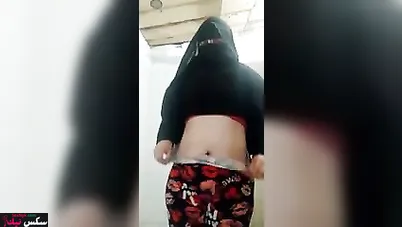 شرموطة محجبة بتصور نودز بزاز وطياظ في العشة