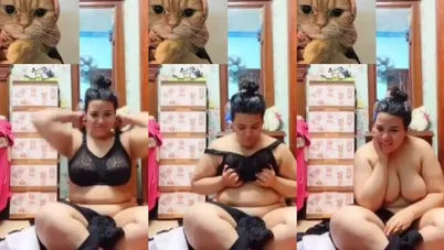 ملبن على السرير بتطلع بزازها الكبيرة وبتهريهم