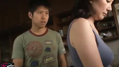 ميلف يابانية ساخنة في المنزل بمفردها مع ابن زوجه