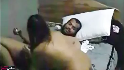 سكس مسرب من بيت دعاره في مصر شيخ زبون