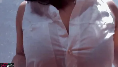 شرموطة بعد الجامعة بتدعك بزازها وتهري الحلمات لحبيبها