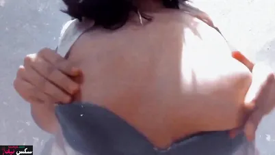 شرموطة بعد الجامعة بتدعك بزازها وتهري الحلمات لحبيبها