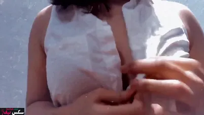 شرموطة بعد الجامعة بتدعك بزازها وتهري الحلمات لحبيبها