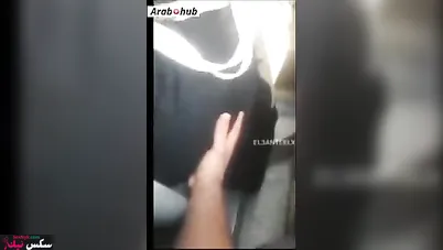 سكس تحرش في العربية من مصري بيقفش طيز مربربة