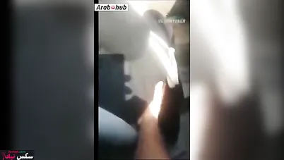 سكس تحرش في العربية من مصري بيقفش طيز مربربة