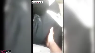 سكس تحرش في العربية من مصري بيقفش طيز مربربة