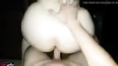 البت بتقول لحبيبها صورني وانا بنزل على زبك بطيزي