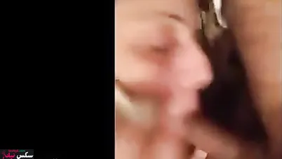 شرموطة مصرية بتمص زب عشيقها وتتكلم في التلفون